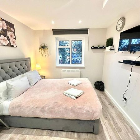 Golden Residences - Oakway Feltham Экстерьер фото