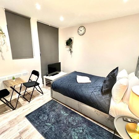 Golden Residences - Oakway Feltham Экстерьер фото