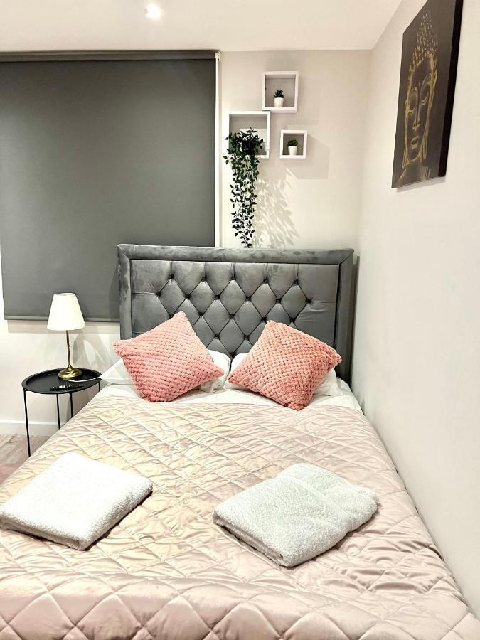 Golden Residences - Oakway Feltham Экстерьер фото