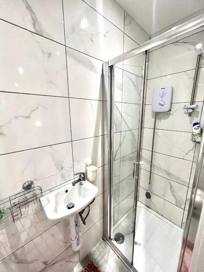 Golden Residences - Oakway Feltham Экстерьер фото