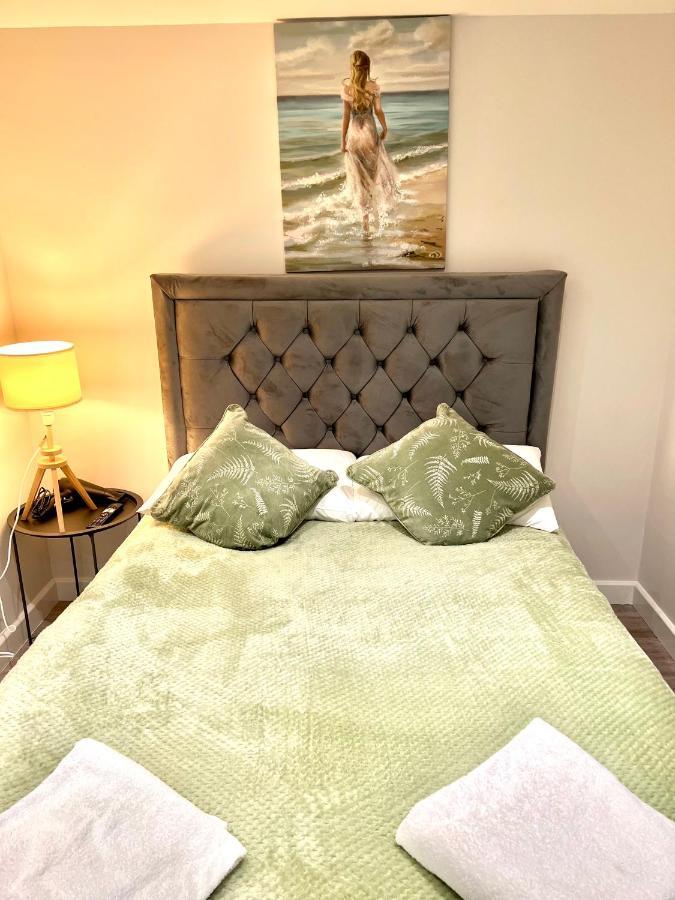 Golden Residences - Oakway Feltham Экстерьер фото