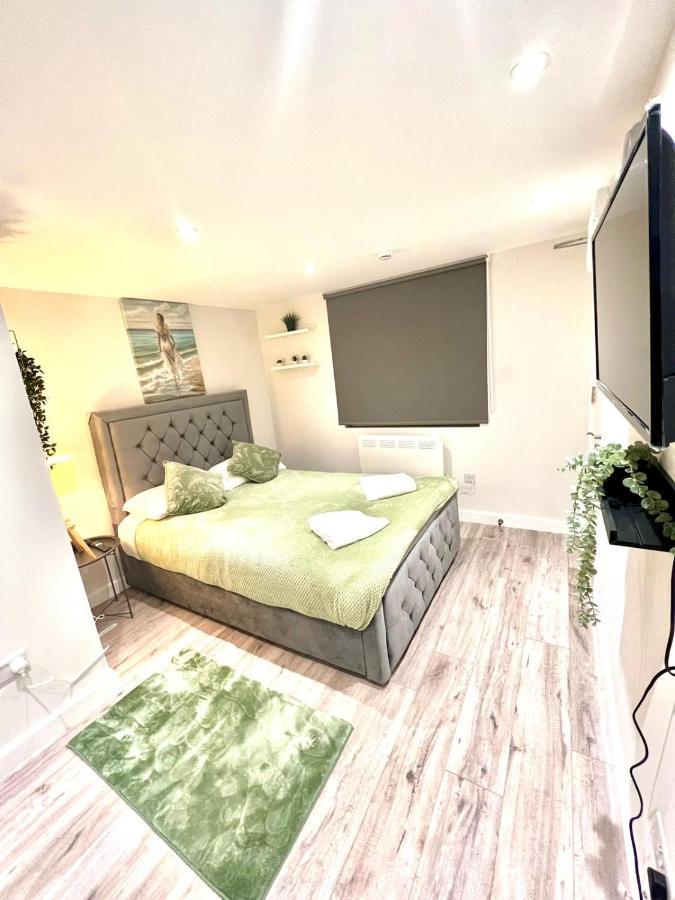 Golden Residences - Oakway Feltham Экстерьер фото